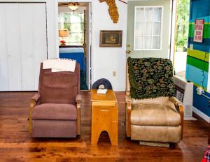 Spacious Cabin for a Group Getaway Overlooking Junior Lake in Florida