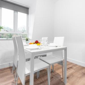 Stylish 2Bed Apartment - Fast Wi-fi - Smethwick - Balcony - Parking 5MC