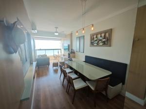 C104 Ap pé na areia com vista de frente para o mar