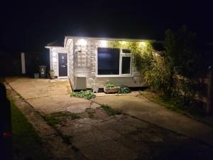 Modern 2 bed pet friendly Bungalow near countryside and a short drive to seafront- with large private garden by Catchpole Stays