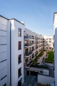 Nawrot Modern Apartment by BookingHost