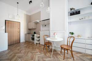 Nawrot Modern Apartment by BookingHost