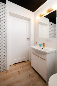 Nawrot Modern Apartment by BookingHost