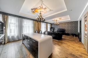 2 BR Designer Apartment in Old Town