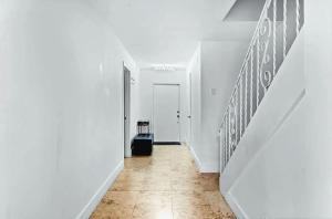 Bright Three-Bedroom Modern Apartment with Private Balcony