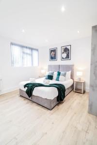 The Kingsmead Loft - Stylish 1BR Top Floor Apt with King or Twin Beds & Free Secure Underground Parking, Central High Wycombe HP13, Sleeps 3