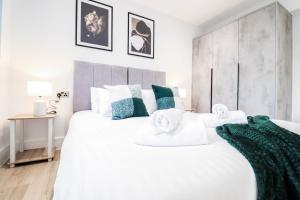 The Kingsmead Loft - Stylish 1BR Top Floor Apt with King or Twin Beds & Free Secure Underground Parking, Central High Wycombe HP13, Sleeps 3