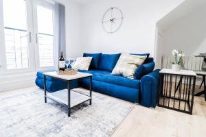 The Kingsmead Loft - Stylish 1BR Top Floor Apt with King or Twin Beds & Free Secure Underground Parking, Central High Wycombe HP13, Sleeps 3