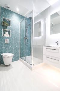 The Kingsmead Loft - Stylish 1BR Top Floor Apt with King or Twin Beds & Free Secure Underground Parking, Central High Wycombe HP13, Sleeps 3