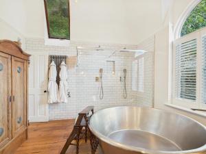 19th Century Manor with Hot Tub