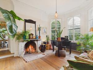 19th Century Manor with Hot Tub