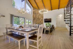 3 Mi to Slopes! Big Bear Mtn Getaway with Hot Tub