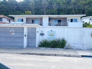 Apto Térreo com 2 quartos (ambos com ar split), sendo 1 suíte, internet privativa 300MBPS, no Residencial Vila Regina, condominio com piscina e área gourmet bem próximo a praia de Taperapuã