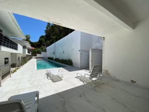 Apto Térreo com 2 quartos (ambos com ar split), sendo 1 suíte, internet privativa 300MBPS, no Residencial Vila Regina, condominio com piscina e área gourmet bem próximo a praia de Taperapuã