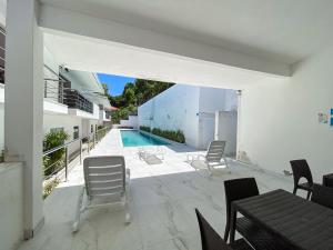 Apto Térreo com 2 quartos (ambos com ar split), sendo 1 suíte, internet privativa 300MBPS, no Residencial Vila Regina, condominio com piscina e área gourmet bem próximo a praia de Taperapuã