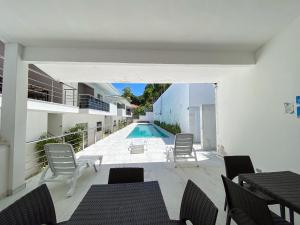 Apto Térreo com 2 quartos (ambos com ar split), sendo 1 suíte, internet privativa 300MBPS, no Residencial Vila Regina, condominio com piscina e área gourmet bem próximo a praia de Taperapuã