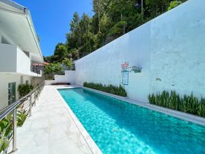 Apto Térreo com 2 quartos (ambos com ar split), sendo 1 suíte, internet privativa 300MBPS, no Residencial Vila Regina, condominio com piscina e área gourmet bem próximo a praia de Taperapuã