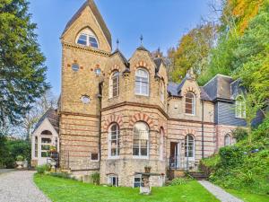 19th Century Manor with Hot Tub