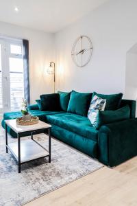 The Booker Retreat - Bright 1BR Top Floor Apt with Free Secure Underground Parking