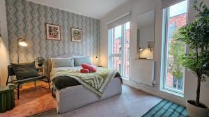 Stylish 4-Bedroom Townhouse, Private Rooftop Terrace