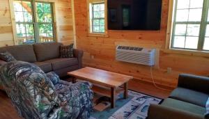 Rustic Family-Friendly Accommodation with Jacuzzi near Huntington, West Virginia
