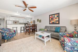 3BRPoolside Condo Near Beach