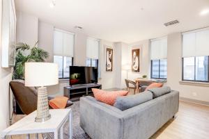 1BR Stylish Apartment With Rooftop Deck & Pool