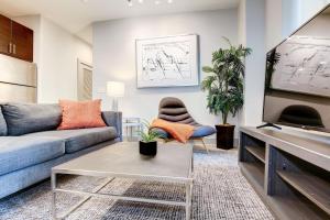 1BR Stylish Apartment With Rooftop Deck & Pool