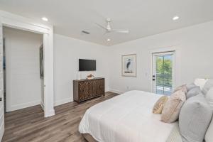 2 Blocks to the Beach! Pool & Golf Cart, Sleeps 21