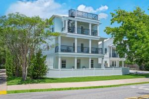 2 Blocks to the Beach! Pool & Golf Cart, Sleeps 21