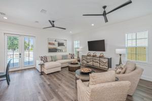 2 Blocks to the Beach! Pool & Golf Cart, Sleeps 21