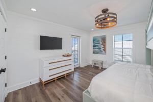 2 Blocks to the Beach! Pool & Golf Cart, Sleeps 21