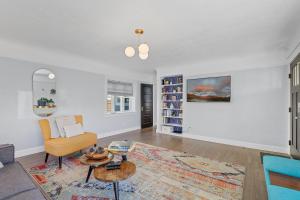 Downtown Crown Stylish Mid-Century Design Walk to Dining Shops