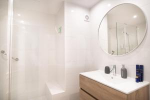 Apartment with balcony, pool and beach nearby REMS