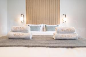 Apartment with balcony, pool and beach nearby REMS