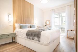 Apartment with balcony, pool and beach nearby REMS