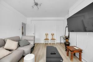 2BR Modern Spacious Comfort at Tulse Hill Sleeps 4