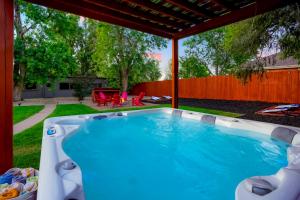 Best Experience in Denver HOT TUB and FIRE PIT 4 miles to DT
