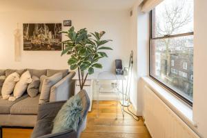 Hyde Park,3 min walk,Family home! 2 Bedrooms & 2 Bathrooms Apartment! Fantastic Location