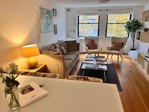 Hyde Park,3 min walk,Family home! 2 Bedrooms & 2 Bathrooms Apartment! Fantastic Location