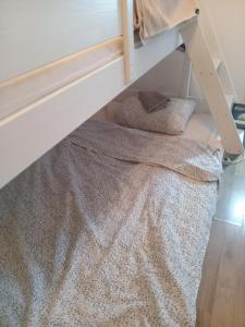 Bedroom with the common use of common areas for 1 to 2 guests at a time maximum I sleep in the walk through living room so only females w a kid or two