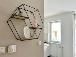 Prime Stay - Modern 2 Bedroom Apartment with Balcony & Parking Included