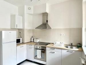 Prime Stay - Modern 2 Bedroom Apartment with Balcony