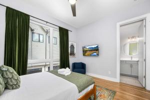 Stylish 4BR - Rooftop Deck Near Downtown