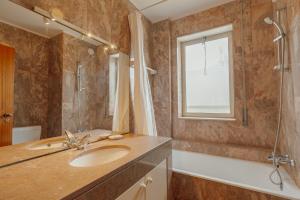 Botanic Garden Terrace Apartment by Vacationy