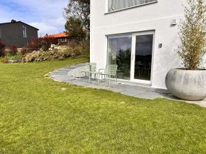 Apartment with garden and sea view