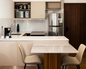 Steps from the Shopping del Sol!