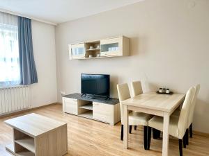 Prime Stay - Modern 1 Bedroom Apartment with Balcony