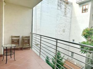 Prime Stay - Modern 1 Bedroom Apartment with Balcony