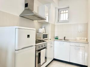 Prime Stay - Modern 1 Bedroom Apartment with Balcony